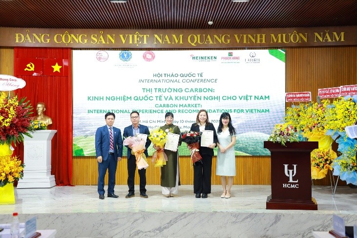 Thạc sĩ, Luật sư Nguyễn Minh Phú - Đại diện Lawrel nhận hoa và thư cảm ơn của Ban tổ chức Hội thảo